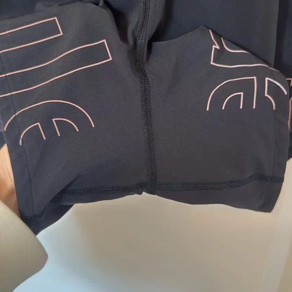 LULULEMON SPEED UP LINED BLACK SHORTS SIZE 4 - Picture 9 of 11